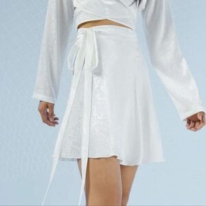 Like-New Cider Pearly White Satin Mini Wrap‎ Skirt Size XS